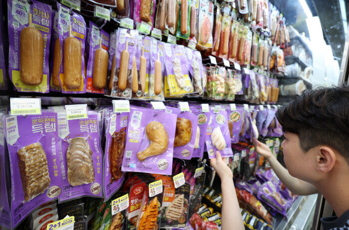 고물가에 초저가 상품 인기 '편의점에서 득템' . 사진=뉴시스