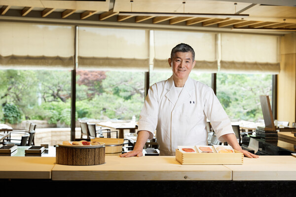 서울신라호텔 ‘더 파크뷰’가 9월 16일부터 18일까지 3일간 일본 도쿄 긴자 지역을 대표하는 초밥 전문점인 ‘스시 아오키’의 오너 셰프 ‘아오키 도시가츠’(사진) 셰프를 초청한 프로모션을 진행한다. 사진=호텔신라 제공