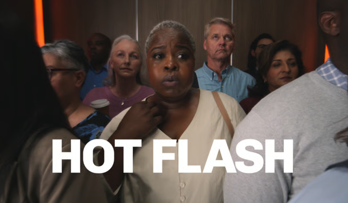 엘리베이터 안에서 안면홍조를 경험한 갱년기 여성의 모습 (사진 = 베오자 광고)