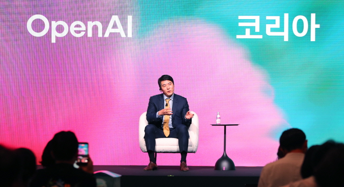 제이슨 권 오픈AI(OpenAI) 최고전략책임자(CSO)가 10일 서울 광진구 파이팩토리에서 열린 오픈AI(OpenAI) 코리아 출범 기자간담회에서 취재진의 질문에 답하고 있다. 사진=뉴시스