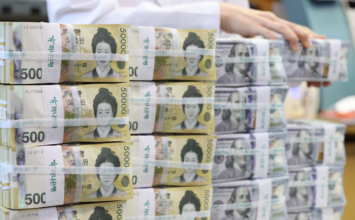 5월 22일 서울 중구 하나은행 위변조대응센터에서 직원이 달러화와 원화를 정리하고 있다. 뉴시스