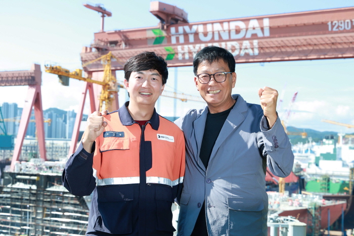 국내 조선업계 최초로 부자(父子) 명장이 된 HD현대중공업 고민철 기사(왼쪽)와 아버지인 고윤열씨. 사진=HD현대중공업