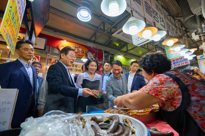 이재명 대통령과 김혜경 여사가 8월 17일 서울 은평구 연서시장을 방문해 순대 등을 구매하고 있다. 이날 이 대통령은 민생회복 소비쿠폰 효과 민심 청취를 하며 생활용품과 찬거리를 온누리상품권으로 구매했다. 사진=대통령실