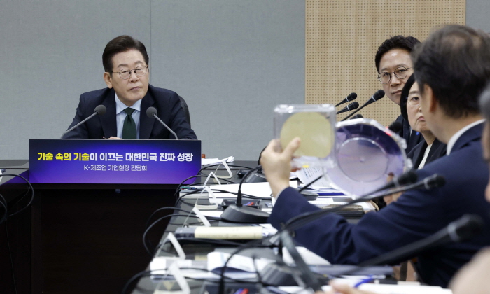 이재명 대통령이 3일 경기 안산시 새솔다이아몬드공업에서 열린 K-제조업 기업현장 간담회에서 강소기업 대표로부터 반도체 설명을 듣고 있다. 사진=뉴시스