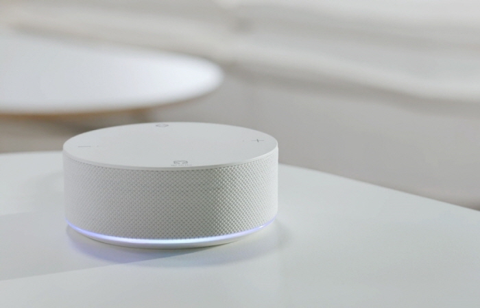 생성형 AI를 탑재해 고객과 대화하며 맥락을 이해하고, 생활 패턴을 학습·예측해 자동으로 최적의 환경을 조성하는 AI 홈 허브 ‘LG 씽큐 온’. 사진=LG전자