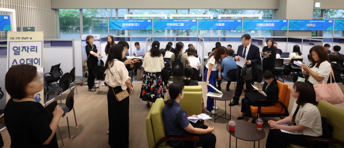 서울 강서구 마곡 서울창업허브엠플러스에서 열린 2025 강서구 취업박람회에서 구직자들이 채용 상담을 받고 있다. 사진=뉴시스