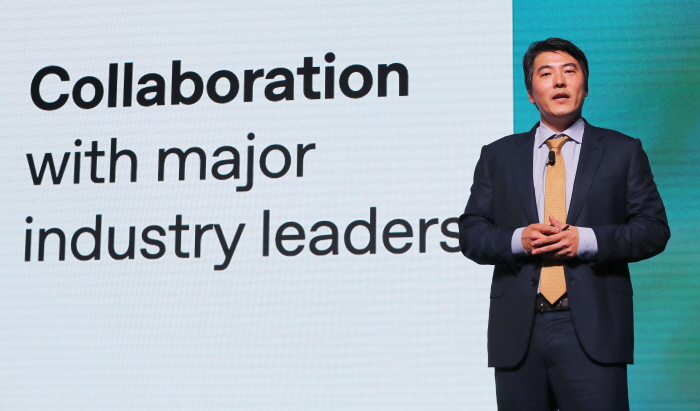 제이슨 권 오픈AI(OpenAI) 최고전략책임자(CSO)가 10일 서울 광진구 파이팩토리에서 열린 오픈AI(OpenAI) 코리아 출범 기자간담회에서 한국 지사에 대한 비전을 발표하고 있다. 뉴시스