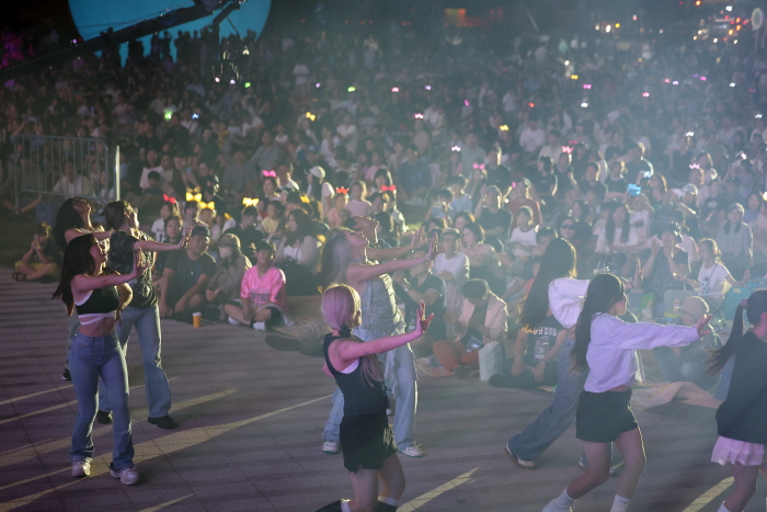 서울 중구 서울광장에서 '케이팝 데몬 헌터스'를 소재로 열린 2025 서울 헌터스 페스티벌에서 K-POP 팬으로 구성된 참가 댄스팀 선수들이 댄스를 선보이고 있다. 사진=뉴시스