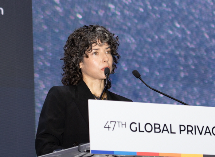 메레디스 휘태커 시그널 재단 회장이 서울 그랜드하얏트에서 막을 올린 글로벌 프라이버시 총회(GPA) 기조연설하고 있다. 사진=개인정보위원회