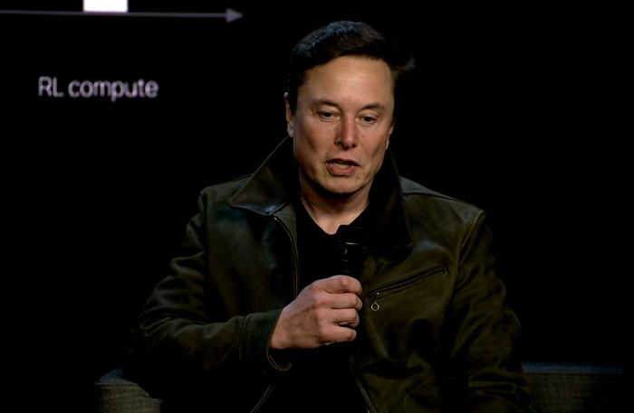 xAI는 9일(현지 시간) 오후 엑스 생방송을 통해 '그록4' 시리즈 2종을 공개했다. 일론 머스크 최고경영자(CEO)가 생방송에서 언급하는 모습. 사진=xAI 엑스 캡처