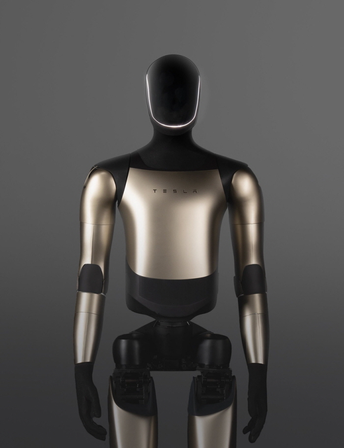 테슬라가 공개한 신형 옵티머스. 사진=테슬라 옵티머스 엑스 