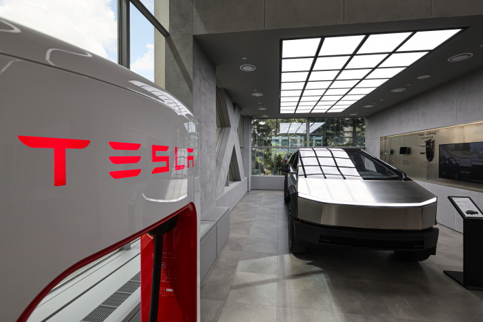 서울 시내 테슬라 스토어에 사이버트럭이 전시되어 있는 모습. 사진=뉴시스