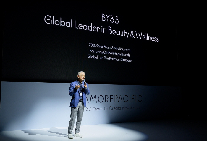 서경배 아모레퍼시픽 그룹 회장이 아모레퍼시픽 80주년 기념식에서 회사 비전을 선포하고 있다. 사진=아모레퍼시픽