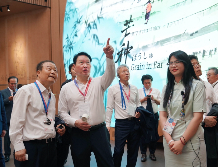 최태원 대한상공회의소 회장 등 대한상의 파견단이 15일 일본 오사카에서 열린 2025 오사카·간사이 엑스포를 참관하고 있다. 사진=대한상공회의소 제공