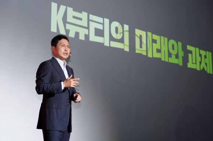 윤상현 콜마홀딩스 부회장이 지난 19일 코엑스 그랜드볼룸에서 열린 ‘아마존 뷰티 인 서울’에서 강연을 하고 있다. 사진=콜마홀딩스