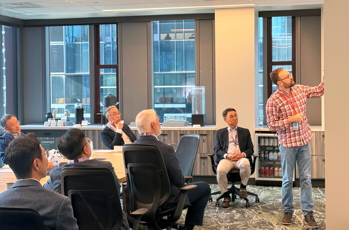 박지원 두산그룹 부회장과 경영진이 현지시각 22일, 미국 시애틀 아마존 본사를 방문해 담당자로부터 AI 기반 혁신사례와 기술에 대해 듣고 있다. 사진=두산