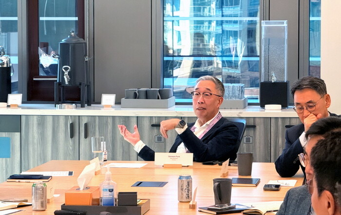 박지원 두산그룹 부회장(사진 가운데)이 현지시각으로 22일, 미국 시애틀 아마존 본사를 방문해 AI 기반 경영혁신 사례에 대한 질문을 하고 있다. 사진=두산