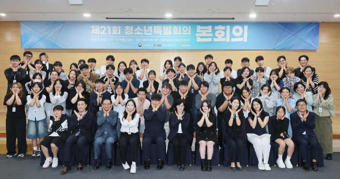 원민경 여성가족부 장관이 12일 오후 서울 영등포구 하이서울유스호스텔에서 열린 제21회 청소년특별회의 본회의에서 참석자들과 기념촬영을 하고 있다. 사진=여성가족부