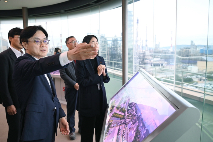 김정관 산업통상자원부 장관이 19일 울산 남구 석유화학산업단지 내 SK지오센트릭을 방문해 관계자로부터 운영현황 및 애로사항을 청취한 후 생산 및 안전관리 현황 등을 점검하고 있다. 사진=산업통상자원부