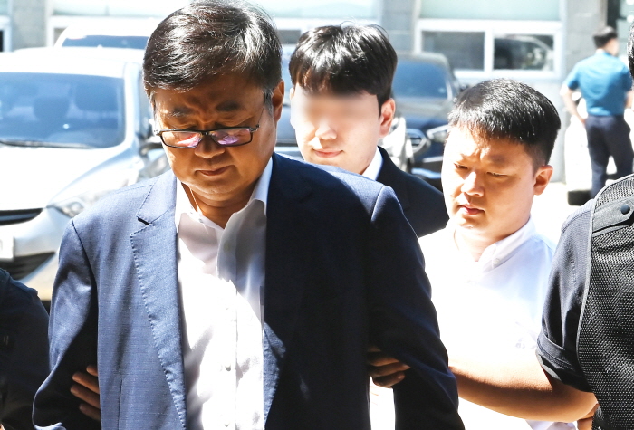 공장 화재로 23명의 사망자가 발생한 화성 리튬전지 제조업체 아리셀 박순관 대표와 박중언 아리셀 총괄본부장(사진 오른쪽)이 수원남부경찰서로 들어서고 있다. 사진=뉴시스