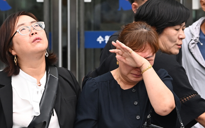 화성 리튬전지 제조업체 아리셀 박순관 대표의 1심선고가 열린 23일 아리셀 참사 유가족들이 경기 수원지방법원 앞에서 입장을 밝히고 있다. 이날 한 유족이 눈물을 흘리고 있다. 사진=뉴시스