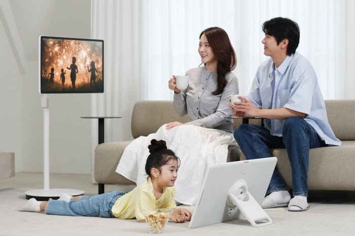 삼성전자 모델이 화면과 스탠드를 분리해 자유롭고 간편하게 사용할 수 있는 무선 이동형 스크린 ‘더 무빙스타일’을 체험하고 있다.