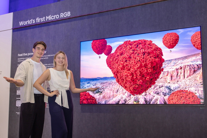 9월 5일부터 9일(현지시간) ‘IFA 2025’가 열린 독일 베를린 ‘메세 베를린(Messe Berlin)’의 ‘시티큐브 베를린(City Cube Berlin)’에 위치한 삼성전자 전시관에서 삼성전자 모델이 115형 마이크로 RGB TV를 소개하고 있다.