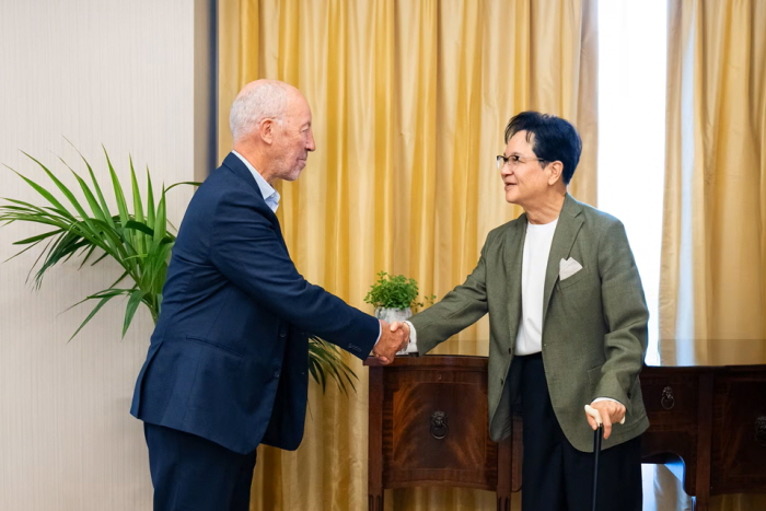 이재현(오른쪽) CJ그룹 회장이 초대 국제올림픽위원회(IOC) 마케팅 국장을 지낸 마이클 페인 '페인 스포츠 미디어 스트래티지스' 대표를 만나 스포츠 마케팅 활용 전략을 논의했다. 사진=CJ그룹