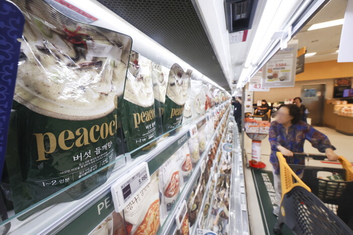 1인 가구 증가로 유통가에 1인분 메뉴가 인기를 끄는 가운데 서울 시내 한 대형마트에서 시니어 소비자가 소량 밀키트를 고르고 있다. 사진=뉴시스