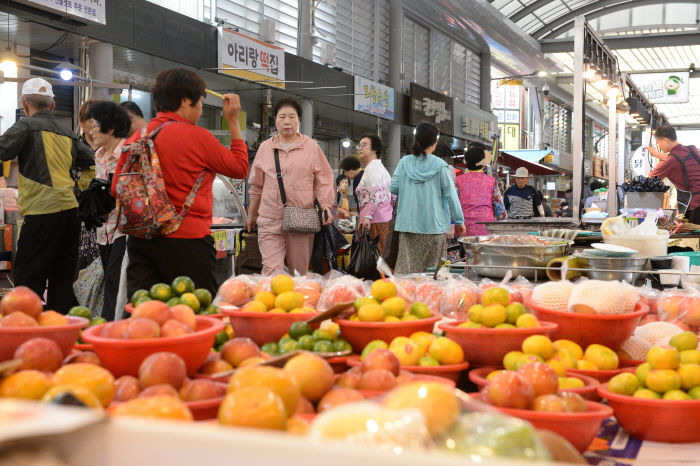 추석을 앞둔 25일 울산 중구 태화시장을 찾은 시민들이 제수용품 등을 구입하고 있다. 사진=뉴시스
