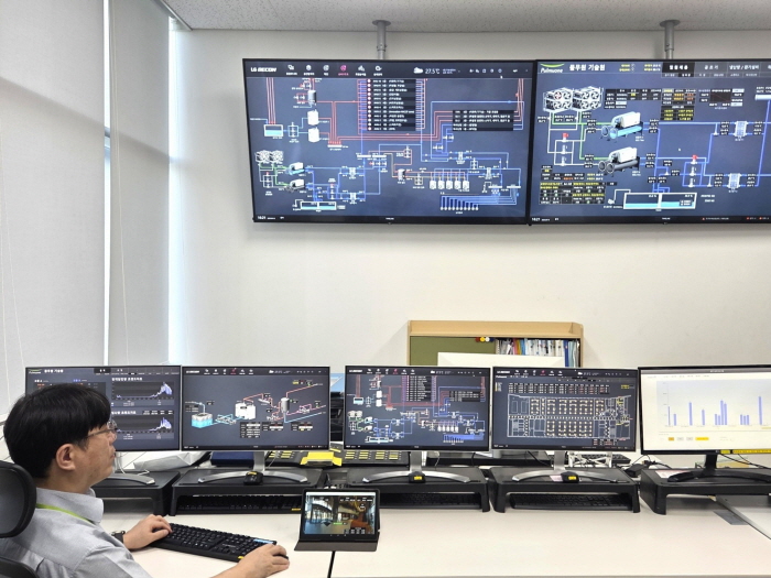 LG전자 BEMS_풀무원기술원: LG전자 건물에너지관리시스템(BEMS)이 설치된 풀무원기술원이 건물에너지관리시스템(BEMS) 설치확인 1등급을 재획득했다. 직원이 풀무원기술원의 에너지 흐름을 모니터링하고 있다.