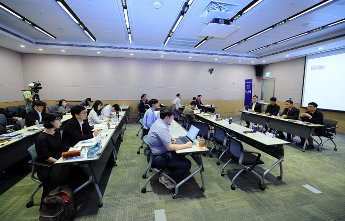 질의응답 시간에는 더 많은 현실적 목소리가 오갔다. 기업이 단순한 후원자가 아니라 CSV의 주체로서 적극적으로 참여해야 한다는 의견, 어촌과 기업이 함께 자원공급부터 상품화까지 상생 협력하여 지속가능한 성과를 만들어 가자는 제안이 이어졌다. 사진=전재현 기자