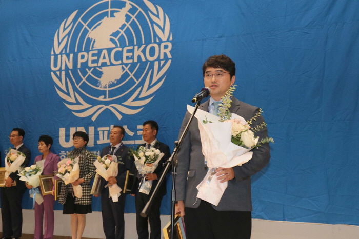 이창재 대웅제약 대표가 29일 UN피스코에서 주최한 2025년 SDGs 대상에서 ‘건강과 웰빙’ 부문 수상을 받고 있다. 사진=대웅제약