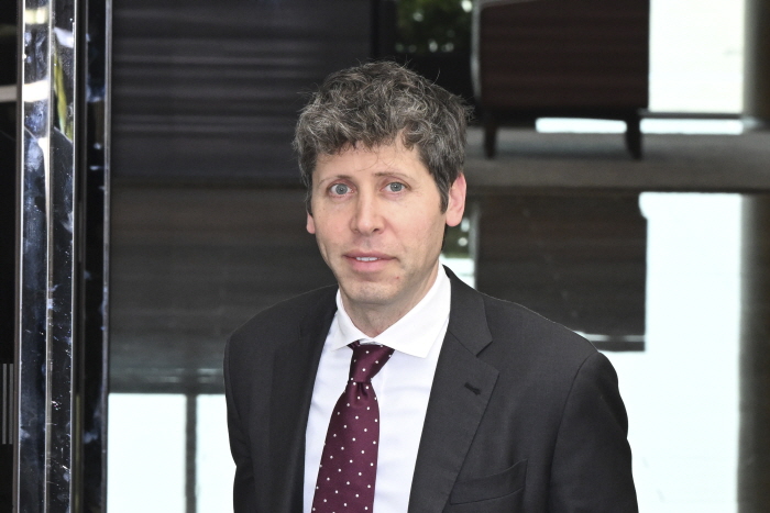 샘 올트먼 오픈AI 최고경영자(CEO)가 1일 서울 강서구 김포공항 비즈니스항공센터를 통해 입국하고 있다. 사진=뉴시스