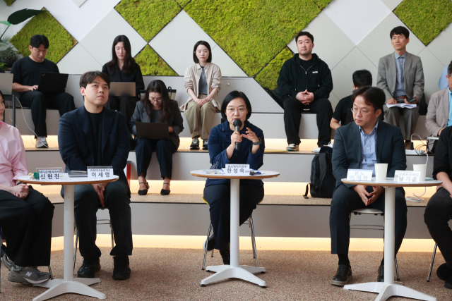 한성숙(가운데) 중소벤처기업부 장관이 1일 서울 서초구 뤼튼테크놀로지스에서 열린 ‘AI 스타트업 간담회’에서 발언하고 있다. 사진=중소벤처기업부