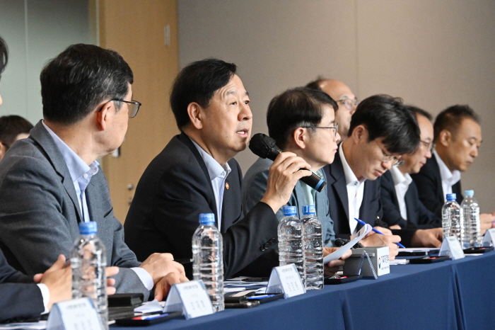 구윤철 부총리 겸 기획재정부 장관이 1일 경기 성남시 HD현대 글로벌 R&D센터에서 열린 AI선박·드론 분야 대기업, 전문가 및 관계부처와의 AI 대전환 릴레이 현장 간담회에 참석해 발언하고 있다. 사진=기획재정부