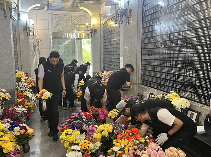 10월 1일 국립현충원 사회공헌활동에서 진행된 묘비 정화 활동