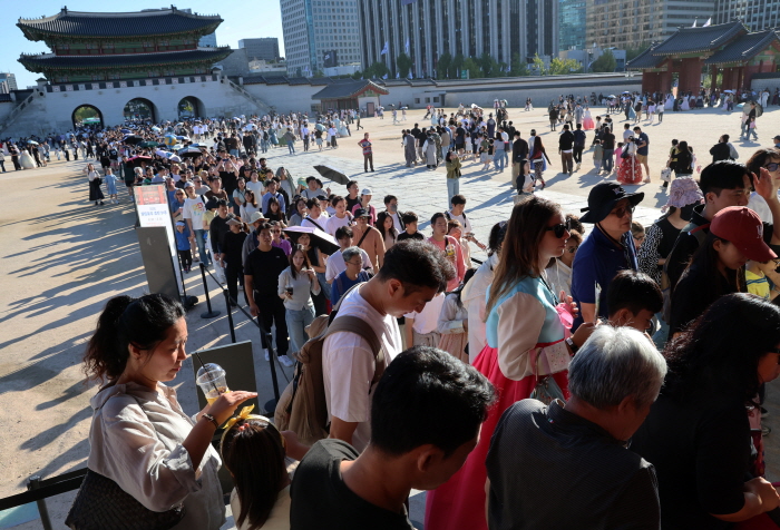 추석 연휴 엿새째인 8일 오후 서울 종로구 경복궁이 시민들과 내외국인 관광객들로 북적이고 있다. 사진=뉴시스