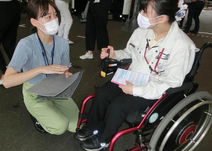 바닥재에 대해 논의 중인 색상 디자이너와 휠체어 사용자 직원 (사진 = toyotatimes.jp)