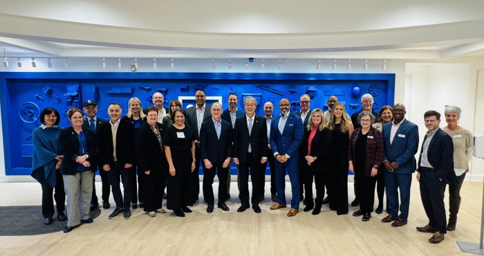 16일(현지시각) 미국 메릴랜드주 록빌에 위치한 굿윌스토어 본사에서 임종룡 우리금융그룹 회장(가운데)이 굿윌스토어 임직원들과 기념사진을 촬영하고 있다. 사진=우리금융