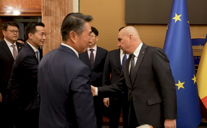 김동관 한화그룹 부회장이 21일(현지시간) 일리에 볼로잔 루마니아 총리와 악수하고 있다. 사진=루마니아 정부 유튜브 캡처