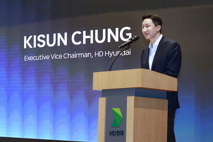 정기선 HD현대 수석부회장이 24일(화) HD현대 글로벌R&D센터에서 열린 '한·미 조선협력 전문가 포럼'에서 개회사를 하고 있다. 사진=HD현대