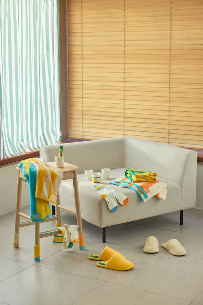 동서식품이 맥심 커피믹스 고유의 컬러를 담은 다양한 굿즈를 선보인다. 사진=동서식품