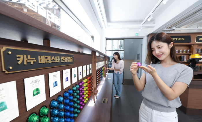 모델들이 ‘카누 캡슐 테일러 in 북촌’을 소개하는 모습. 사진=동서식품