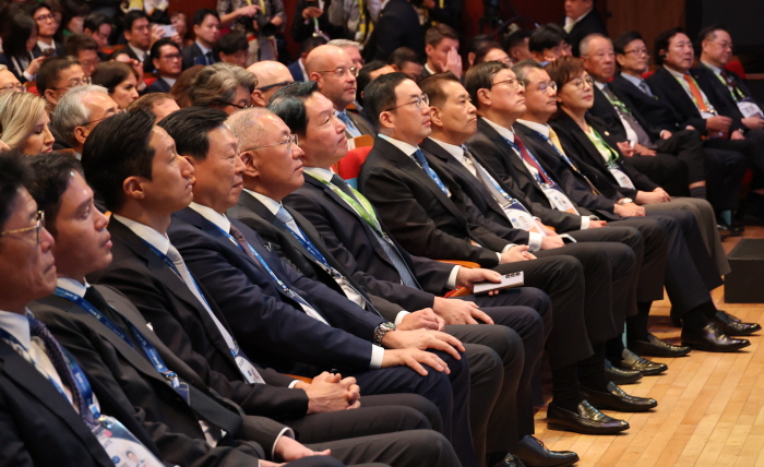 최태원 대한상공회의소 회장, 정의선 현대차그룹 회장, 구광모 LG 회장, 신동빈 롯데 회장 등이 29일 경북 경주예술의전당에서 열린 아시아태평양경제협력체(APEC) CEO 써밋에서 도널드 트럼프 미국 대통령의 특별연설을 듣고 있다. 사진=대한상공회의소 제공