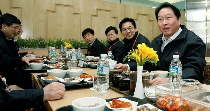 2012년 2월 15일 하이닉스반도체 이천공장을 찾은 최태원 SK그룹 회장이 구내식당에서 임직원들과 함께 점심식사를 하고 있다. 최 회장은 이날 하이닉스가 행복할 때까지 어떤 역할도 마다하지 않고 직접 뛰겠다고 했다.