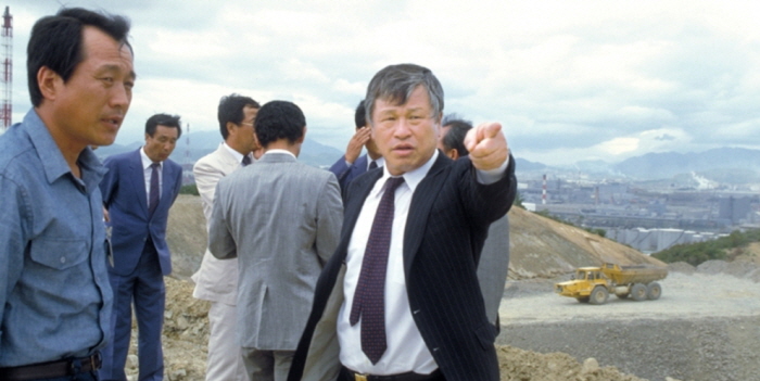 1988년 6월말 유공(현 SK이노베이션)의 에틸렌·폴리올레핀 울산공장 건설현장을 시찰하는 최종현 회장.