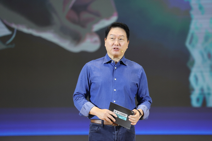 최태원 SK그룹 회장이 11월 3일 서울 강남구 코엑스 오디토리움에서 열린 'SK AI 서밋 2025' 키노트 세션에서 'AI Now & Next'를 주제로 기조연설을 하고 있다. 뉴시스