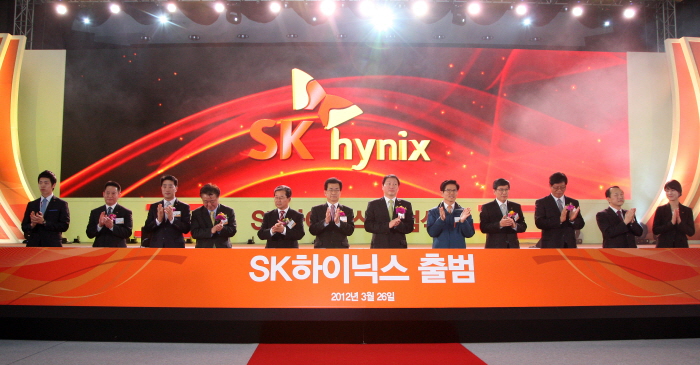 2012년 3월 26일 경기 이천 하이닉스 본사에서 열린 'SK하이닉스 출범식'에서 최태원 SK그룹 회장과 내빈들이 SK하이닉스의 본격 출범을 알리는 퍼포먼스를 갖고 있다.