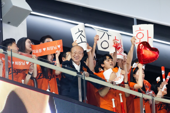 김승연 한화그룹 회장이 한화이글스의 2025 한국시리즈 준우승을 축하하며 선수단과 스태프 등 총 60명에게 오렌지색 휴대전화를 선물했다. 사진은 한화그룹 김승연 회장이 임직원들과 함께 한화이글스 경기를 응원하고 있는 모습. 사진=한화그룹